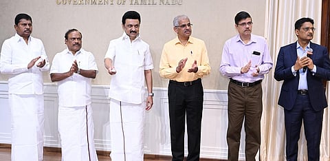 தமிழ்நாடு கட்டுமானக் கழகத்தின் சார்பில், தையூரில் உள்ள தமிழ்நாடு கட்டுமானக் கழக பயிற்சி நிலையத்தில் கட்டுமானத் தொழிலாளர்கள் நல வாரியத்தில் பதிவு பெற்ற 50 தொழிலாளர்களுக்கு இலவச திறன் பயிற்சியும், 50 தொழிலாளர்களுக்கு உதவித்தொகையுடன் கூடிய திறன் மேம்பாட்டு பயிற்சியையும் முதலமைச்சர் ஸ்டாலின் தொடங்கி வைத்தார்.