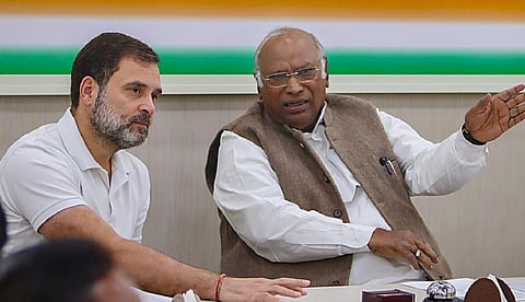 டெல்லியில் காங்கிரஸ் அலுவலகத்தில் இன்று நடைபெற்ற ஆலோசனைக் கூட்டத்தில் பங்கேற்ற ராகுல் காந்தி