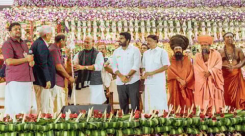 இம்பா சமூக அமைப்பு மற்றும் ஐபிஎன் வணிக நிறுவனம் சார்பில் ‘பன்னிரு திருமுறை திருவிழா’ மற்றும் ‘மதுரை மீனாட்சி சுந்தரேஸ்வரர் திருக்கல்யாணம்’ நிகழ்வு சென்னை நீலாங்கரையில் நடைபெற்றது. இதில் சிறப்பு விருந்தினராக கலந்து கொண்ட மத்திய பாதுகாப்புத் துறை அமைச்சர் ராஜ்நாத் சிங்குக்கு வெள்ளி வேல் வழங்கப்பட்டது. உடன் பாஜக மாநில தலைவர் அண்ணாமலை, புதிய நீதி கட்சி தலைவர் ஏ.சி.சண்முகம், இம்பா நிறுவனர் ஆர்.அருணாச்சல முதலியார், பொருளாளர் அப்பு ஆர்.சந்திரசேகர் உள்ளிட்டோர்.