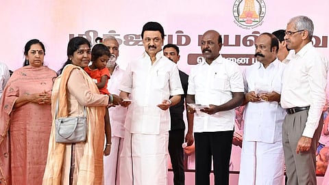 சென்னை வேளச்சேரியில் மிஜ்ஜாம் புயல் மற்றும் கனமழையால் பாதிக்கப்பட்டவர்களுக்கு ரூ.6,000 நிவாரணத் தொகையை முதல்வர் ஸ்டாலின் வழங்கினார்