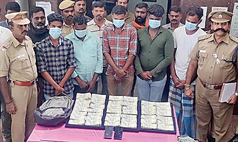 சென்னை கடற்கரை ரயில் நிலையத்தில் ஷூ கடை ஊழியரிடம் கத்தியை காட்டி மிரட்டி ரூ.20 லட்சம் பறித்தது தொடர்பாக கைது செய்யப்பட்டோர்.