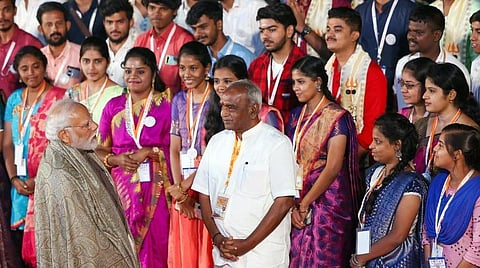 வாரணாசியில் 2-வது ஆண்டாக காசி தமிழ் சங்கமம் விழா தொடங்கியது: 15 மொழிகளில் திருக்குறளை வெளியிட்டார் பிரதமர் மோடி