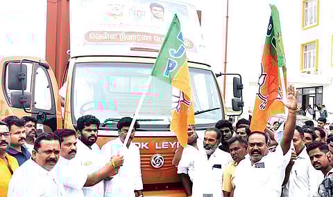 விருதுநகரிலிருந்து திருநெல்வேலிக்கு நிவாரணப் பொருட்கள் ஏற்றிச்செல்லும் லாரியை கொடியசைத்துத் தொடங்கிவைத்த பாஜக மாநிலத் தலைவர் அண்ணாமலை. உடன் கட்சி நிர்வாகிகள்.