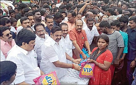 தூத்துக்குடியில் மழை வெள்ளத்தால் பாதிக்கப்பட்ட மக்களுக்கு நிவாரண உதவிகளை வழங்கினார் அதிமுக பொதுச் செயலாளர் பழனிசாமி.