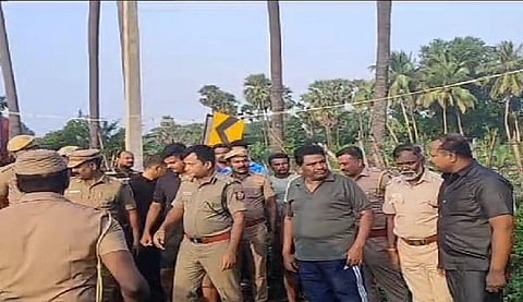 உமரிக்காடு கிராமத்தில் இருந்து அமைச்சர் அனிதா ஆர்.ராதாகிருஷ்ணனை காவல்துறை மற்றும் தீயணைப்பு துறையினர் பத்திரமாக மீட்டனர்