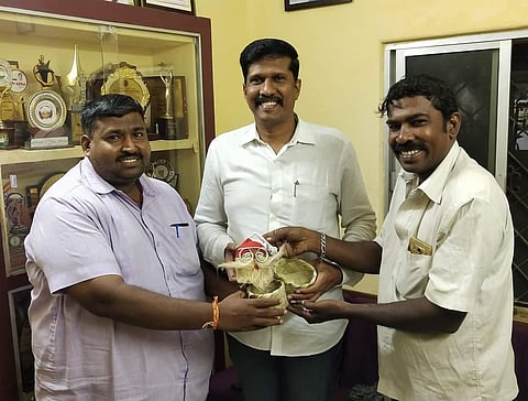 பனை விதையில் ‘கிறிஸ்துமஸ் பொம்மை’ - நண்பர்களுக்கு வழங்கும் சமூக ஆர்வலர் @ மதுரை