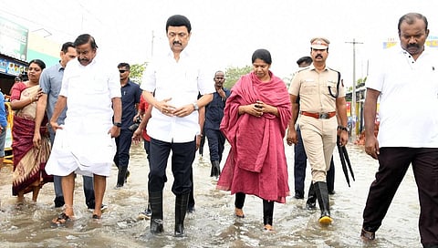 தூத்துக்குடி குறிஞ்சி நகர் போல்பேட்டை பகுதியில் மழைநீர் தேங்கியுள்ள இடங்களை முதல்வர் ஸ்டாலின் நேற்று பார்வையிட்டு ஆய்வு செய்தார். உடன் அமைச்சர்கள் கே.என்.நேரு, கீதா ஜீவன், தூத்துக்குடி மேயர் ஜெகன் பெரியசாமி, கனிமொழி எம்.பி. ஆகியோர்.