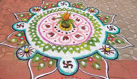 வெற்றிலை, தேங்காய், மாவிலை, மிளகாய் வற்றல், மிளகு, எலுமிச்சை ஆகியவற்றுடன் உப்பு சேர்த்து இடப்பட்ட உப்புக்கோலம்