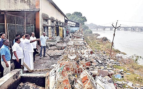 திருநெல்வேலியில் உள்ள அரசுப் போக்குவரத்து கழக பணிமனையில் ஆய்வு மேற்கொண்ட அமைச்சர் எஸ்.எஸ்.சிவசங்கர்.