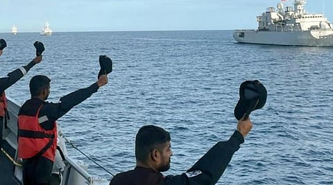 கடற்கொள்ளையர்களை கட்டுப்படுத்த 2 இந்திய போர்க்கப்பல்கள் அரபிக் கடலில் ரோந்து