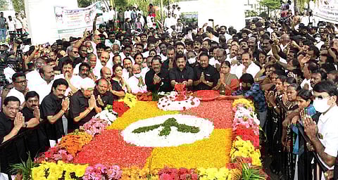 முன்னாள் முதல்வர் எம்ஜிஆரின் 36-வது நினைவு நாளையொட்டி சென்னை மெரினா கடற்கரையில் உள்ள அவரது நினைவிடத்தில் அதிமுக சார்பில் மலர்தூவி மரியாதை செலுத்தப்பட்டது.