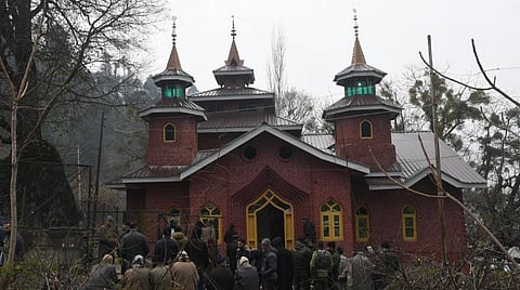 ஒய்வுபெற்ற காவல் அதிகாரி சுட்டுக் கொல்லப்பட்ட மசூதி