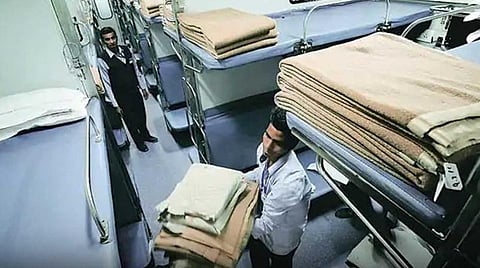 ரயில்களின் ஏசி பெட்டிகளில் போர்வை, படுக்கை விரிப்புகளை ஆர்ஏசி பயணிகளுக்கும் வழங்க வேண்டும்: ரயில்வே வாரியம் உத்தரவு
