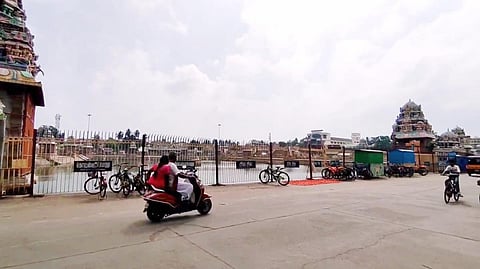 கட்சி கொடிகள் அகற்றப்பட்ட மகாமக குளக்கரைப் பகுதி