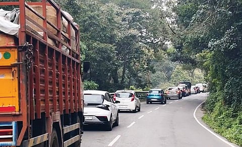 கொடைக்கானல் மலைச்சாலையில் வெள்ளி நீர்வீழ்ச்சி அருகே நீண்ட வரிசையில் காத்திருந்த வாகனங்கள்