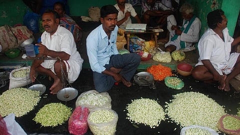 சத்தியமங்கலம் மலர் சந்தையில் மல்லிகை பூ விலை உயர்வால் விவசாயிகள் மகிழ்ச்சி