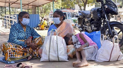 நாடு முழுவதும் ஜேஎன்1 என்ற புதிய வகை கரோனா வைரஸ் தொற்று பரவிவரும் நிலையில், மருத்துவமனைக்கு முகக் கவசம் அணிந்து வந்த மக்கள்.