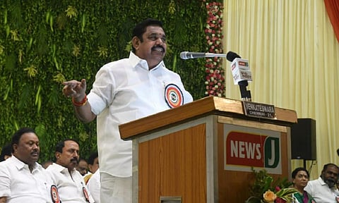 அதிமுக பொதுக்குழுக் கூட்டத்தில் உரையாற்றும் அக்கட்சியின் பொதுச் செயலாளர் எடப்பாடி பழனிசாமி | படம்: ஆர்.ரகு