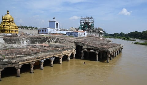 தாமிரபரணி ஆற்றில் ஏற்பட்ட வெள்ளப்பெருக்கு குறுக்குத்துறை முருகன் கோயிலைச் சூழ்ந்திருந்த காட்சி | கோப்புப்படம்