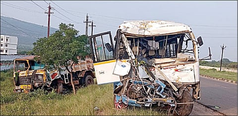 தூத்துக்குடி மாவட்டம் வல்லநாடு அருகே நேரிட்ட விபத்தில் சேதமடைந்த வேன் மற்றும் டிப்பர் லாரி.