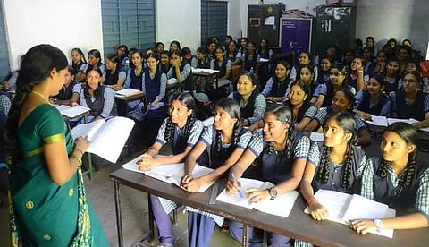 உயர்நிலை, மேல்நிலைப் பள்ளி ஆசிரியர்களுக்கு மாநில முன்னுரிமைப்படி பதவி உயர்வு: வரவேற்பும், எதிர்ப்பும் தெரிவித்த ஆசிரியர் சங்கங்கள்