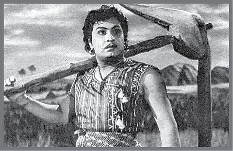 அரசிளங்குமரி: படத்தில் இருந்து பாதியில் விலகிய இயக்குநர்