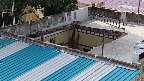 இடிந்து விழுந்த வீட்டின் மேற்கூரை