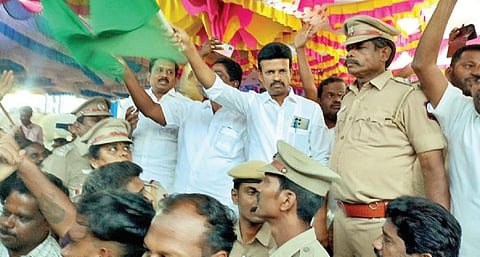 ஜோலார்பேட்டை ரயில் நிலையம் வந்தடைந்த அம்ரித் பாரத் விரைவு ரயிலை எம்.பி. அண்ணாதுரை, எம்எல்ஏக்கள் நல்லதம்பி, தேவராஜ் ஆகியோர் கொடியசைத்து வழியனுப்பி வைத்தனர்.