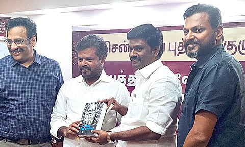 சென்னை எழும்பூர் புத்தக நிலையத்தில் நடைபெற்ற ‘புத்தகங்களோடு புத்தாண்டைக் கொண்டாடுவோம்' நிகழ்ச்சியில் ‘தமிழ் திசை' வெளியீடான‘என்றும் தமிழர் தலைவர்' நூலை எழும்பூர் சட்டப்பேரவை உறுப்பினர் இ.பரந்தாமன் வெளியிட, விடுதலை சிறுத்தை கட்சியின் துணை பொதுச் செயலாளர் கவுதம சன்னா, எழுத்தாளர் ராஜா தமிழ்மாறன் பெற்றுக் கொண்டனர். உடன் சென்னை புத்தக நிலையத்தின் கோ.ஒளிவண்ணன்.