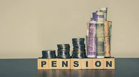 அரசு பெண் ஊழியர்கள் ஓய்வூதியத்துக்கு கணவருக்கு பதில் குழந்தையை வாரிசாக நியமனம் செய்யலாம்