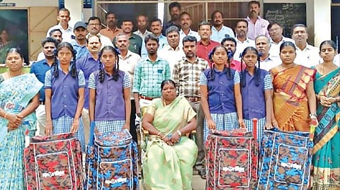 தேசிய அளவிலான கிரிக்கெட் அணிக்கு தேர்வாகி போட்டியில் பங்கேற்க செல்லும் நரிப்பள்ளி அரசுப்பள்ளி மாணவிகளை பாராட்டி வழியனுப்பி வைத்தனர்.