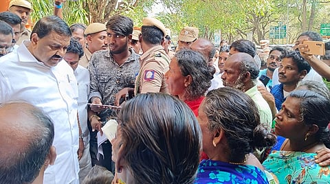 குவைத் சிறையில் உள்ள 4 மீனவர்களை மீட்கக் கோரி அமைச்சர் ராஜகண்ணப்பனிடம் கண்ணீர் மல்க மனு அளித்த மீனவர்களின் குடும்பத்தினர்.