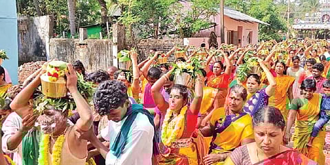 காரைக்கால்மேடு ரேணுகாதேவி அம்மன் கோயிலில் பக்தர்கள் பால்குடம் எடுத்து வழிபாடு