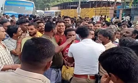 கிளாம்பாக்கத்தில் பேருந்துகளை சிறைபிடித்து பொதுமக்கள் போராட்டம்