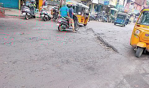 எம்எம்டிஏ காலனியில் சேதமடைந்த சாலை பகுதி.