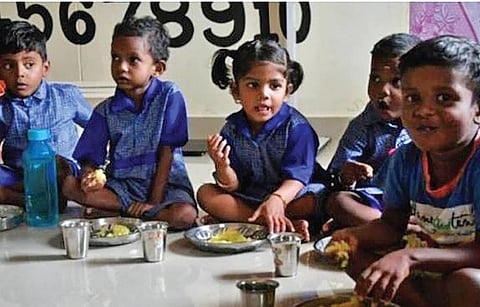 2020-ல் அப்போதைய முதல்வர் நாராயணசாமியால் தொடங்கி வைக்கப்பட்டு, ஒருநாள் நடைமுறையில் இருந்த காலை உணவுத் திட்டம். (கோப்பு படம்)