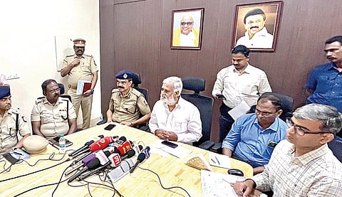 கிளாம்பாக்கம் பேருந்து முனையத்தை அமைச்சர் சேகர்பாபு நேற்று ஆய்வு செய்தார். பின்னர் பேருந்து முனையம் குறித்து செய்தியாளர் களிடம் பேசினார். அருகில் வீட்டு வசதி மற்றும் நகர்ப்புற வளர்ச்சித்துறை செயலாளர் சமயமூர்த்தி, சென்னை பெருநகர வளர்ச்சிக் குழும உறுப்பினர்செயலர் அன்சூல் மிஸ்ரா, தாம்பரம் காவல் ஆணையர் அமல்ராஜ், காவல் துணை ஆணையர்கள் பவன் குமார் ரெட்டி, குமார் (போக்குவரத்து காவல்) ஆகியோர் கலந்துகொண்டனர். படம்: எம்.முத்துகணேஷ்