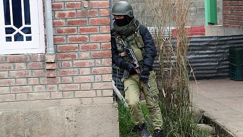 ஜம்மு - காஷ்மீர் | ஷோபியானில் தீவிரவாதிகள் - பாதுகாப்புப் படையினர் இடையே துப்பாக்கிச் சூடு