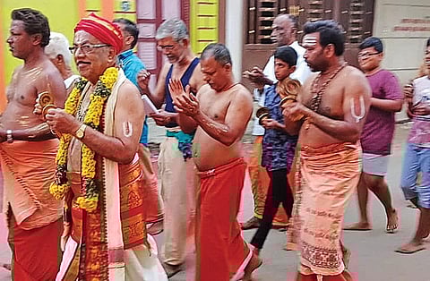 மதுரை செல்லூர் வீதிகளில் பக்தி பாடல்கள் பாடிச் செல்லும் பஜனை குழுவினர்.