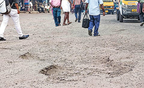 தஞ்சாவூர் வழித்தட பேருந்துகள் நிற்கும் பகுதியில் சேதமடைந்து பள்ளமாக காட்சியளிக்கும் சாலை.
| படங்கள்: ஆர்.வெங்கடேஷ் |
