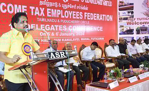 தூத்துக்குடியில் வருமான வரி ஊழியர் கூட்டமைப்பின் தமிழ்நாடு மற்றும் புதுச்சேரி கிளையின் 14-வது மாநில பிரதிநிதிகள் மாநாட்டை தொடங்கி வைத்து சு.வெங்கடேசன் எம்பி பேசினார். | படம்: என்.ராஜேஷ்