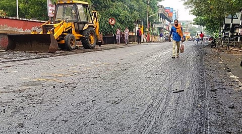 ஶ்ரீவில்லிபுத்தூரில் சாக்கடையை தூர்வாரி தெருவில் கொட்டிய நகராட்சி: நோய்த் தொற்று பரவும் அபாயம்