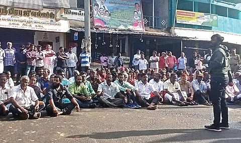 சிறுத்தையை பிடிக்க வலியுறுத்தி, பந்தலூர் பகுதியில் நேற்று காலை சாலை மறியல் போராட்டத்தில் ஈடுபட்ட பொதுமக்கள்