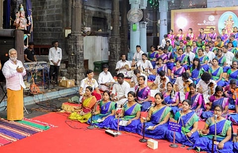 திருவல்லிக்கேணி பார்த்தசாரதி சுவாமி கோயிலில் 108 மாணவ, மாணவிகள் திருப்பாவை பாசுரங்களை பாராயணம் செய்தனர்.