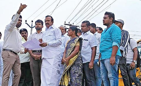 ஈரோடு மாநகராட்சிக்கு உட்பட்ட பகுதிகளில் ரூ.1.71 கோடி மதிப்பில் புதிய திட்டப் பணிகளை வீட்டு வசதித்துறை அமைச்சர் சு.முத்துசாமி தொடங்கி வைத்தார். அருகில் மாவட்ட ஆட்சியர் ராஜகோபால் சுன்கரா, மாநகராட்சி கமிஷனர் சிவ கிருஷ்ண மூர்த்தி.