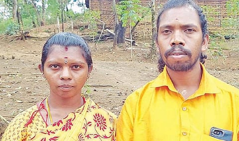 வால்பாறையை அடுத்த கல்லார்குடி தெப்பக்குளம் மேடு பழங்குடியின கிராமத்தைச் சேர்ந்த காடர் இன தம்பதி ராஜலட்சுமி, ஜெயபால். படம்: எஸ்.கோபு