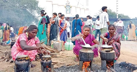 ஆவுடையார்கோவில் அருகே மூவனூரில் தூய அடைக்கல அன்னை ஆலயத்தில் நேற்று பொங்கலிட்டு வழிபாடு நடத்தியோர்.
