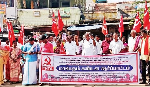 வனத்துறையைக் கண்டித்து, அஞ்செட்டியில் ஆர்ப்பாட்டத்தில் ஈடுபட்ட தமிழ்நாடு மலைவாழ் மக்கள் சங்கத்தினர்.