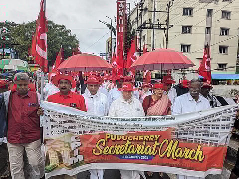 புதுச்சேரியில் இன்று கொட்டும் மழையில் நடைபெற்ற மார்க்சிஸ்ட் கட்சியினரின் ஆர்ப்பாட்டம்.