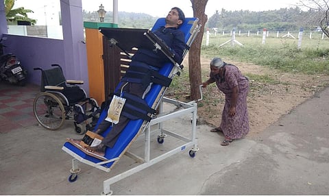 லோகநாதனுடன் அவரது தாய் கௌரி.